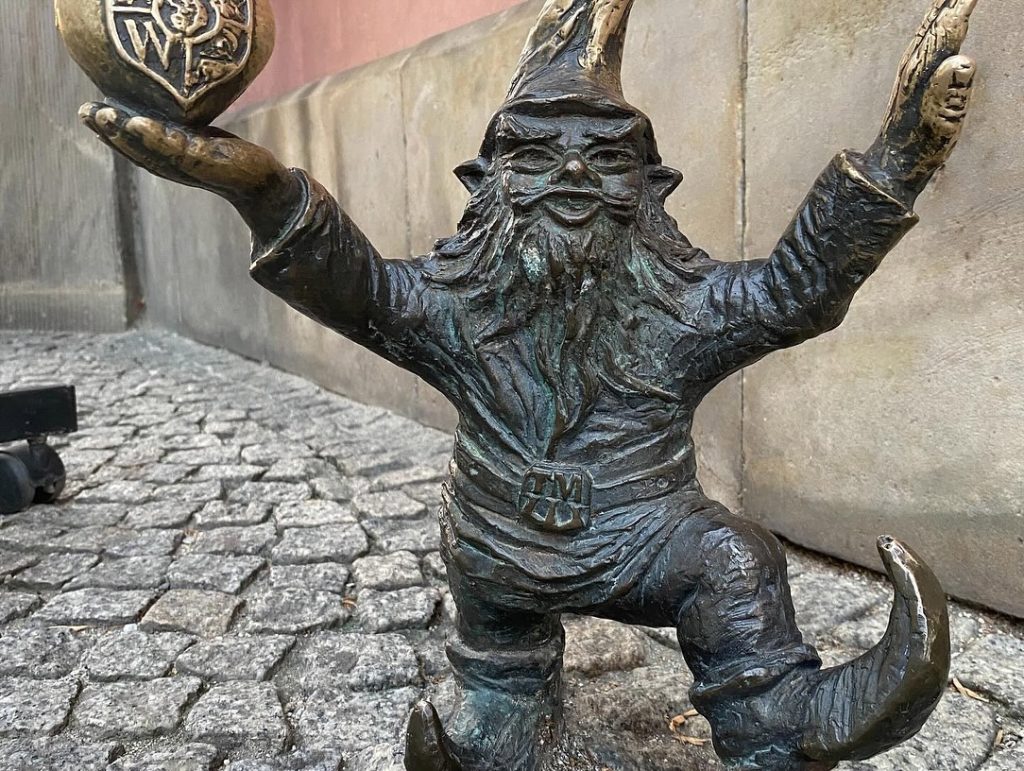Piccola statuetta in bronzo di uno gnomo per le strade di Breslavia.