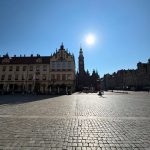 Vista panoramica e soleggiata della Piazza del Mercato Rynek a Breslavia, Polonia, con il Municipio gotico e i palazzi storici colorati.